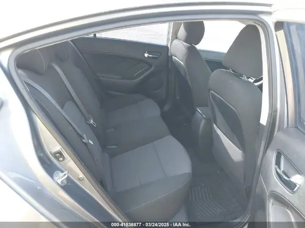3KPFL4A74HE104627 2017 KIA FORTE - Image 8