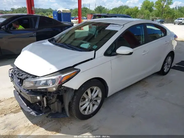 3KPFL4A74HE110623 2017 KIA FORTE - Image 2