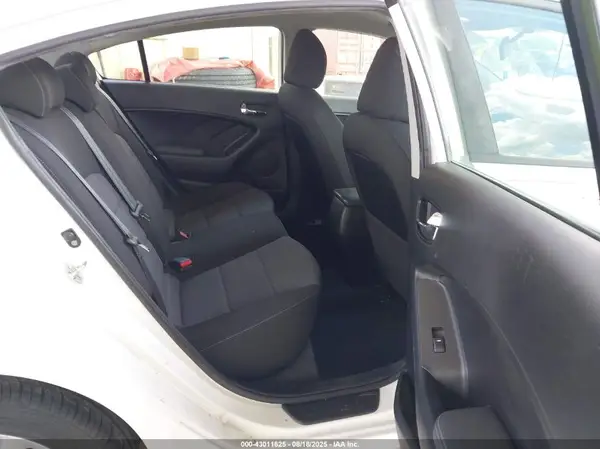 3KPFL4A74HE110623 2017 KIA FORTE - Image 8