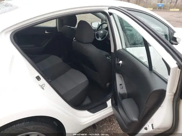 3KPFL4A74HE110864 2017 KIA FORTE - Image 8
