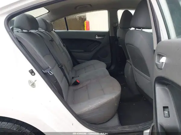 3KPFL4A74HE136090 2017 KIA FORTE - Image 8