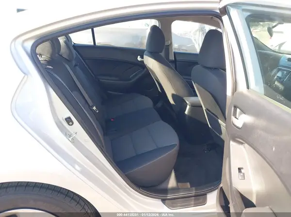 3KPFL4A74HE137644 2017 KIA FORTE - Image 8