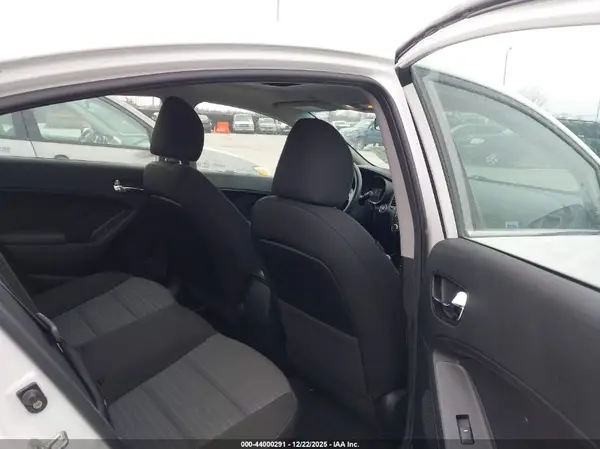 3KPFL4A74HE157621 2017 KIA FORTE - Image 8
