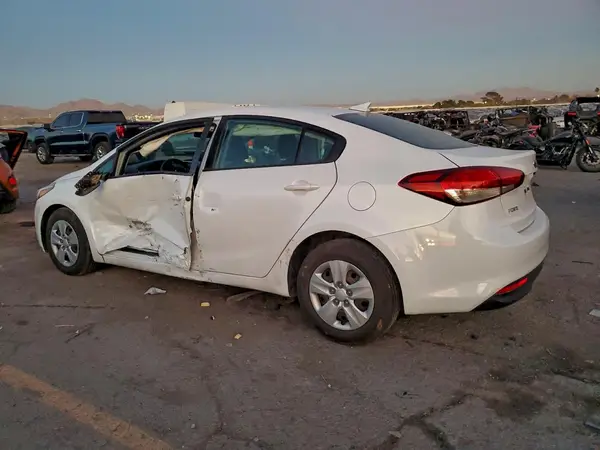 3KPFL4A74JE180645 2018 KIA FORTE - Image 2