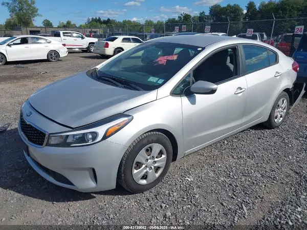 3KPFL4A74JE183125 2018 KIA FORTE - Image 2