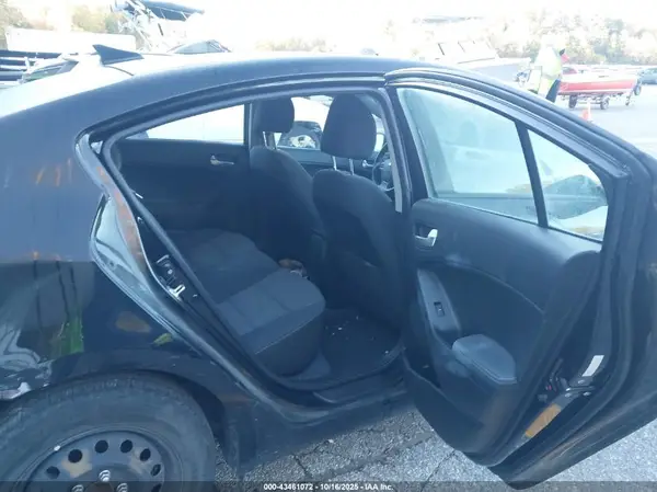 3KPFL4A74JE185361 2018 KIA FORTE - Image 8