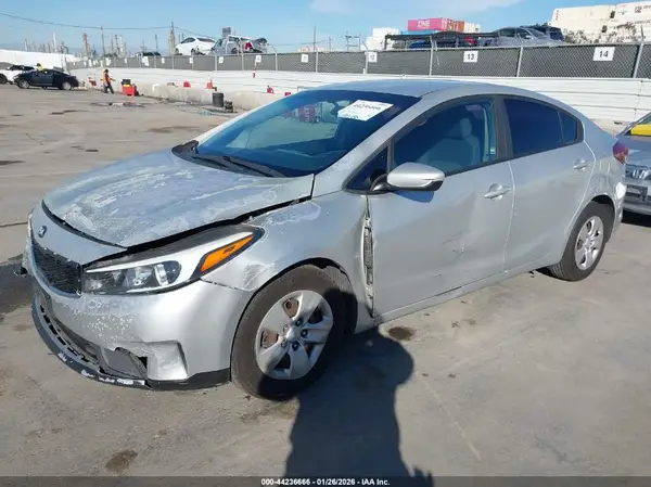 3KPFL4A74JE196053 2018 KIA FORTE - Image 2
