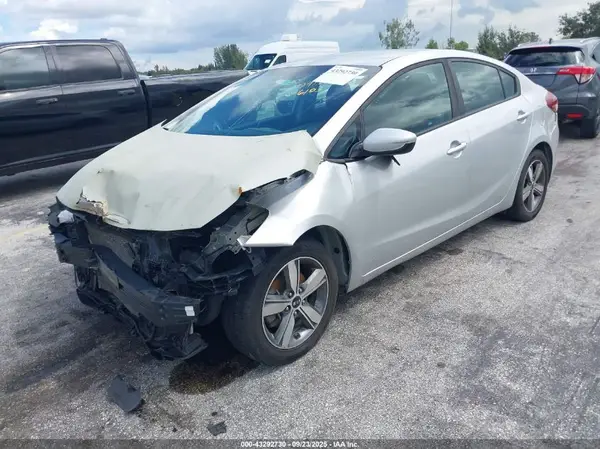 3KPFL4A74JE196103 2018 KIA FORTE - Image 2