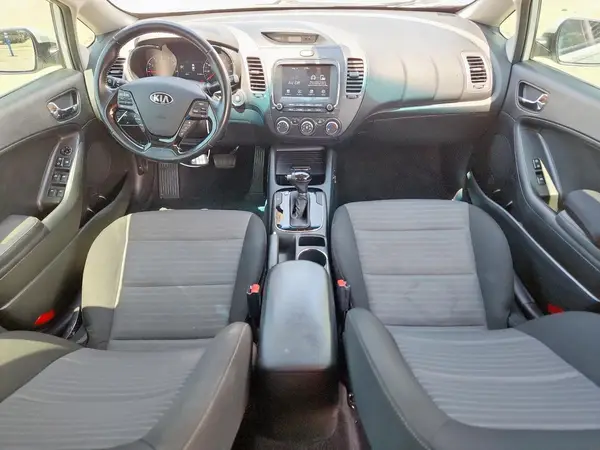 3KPFL4A74JE198028 2018 KIA FORTE - Image 8