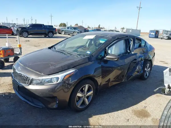 3KPFL4A74JE206676 2018 KIA FORTE - Image 2