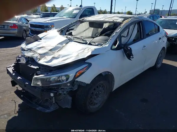 3KPFL4A74JE213224 2018 KIA FORTE - Image 2