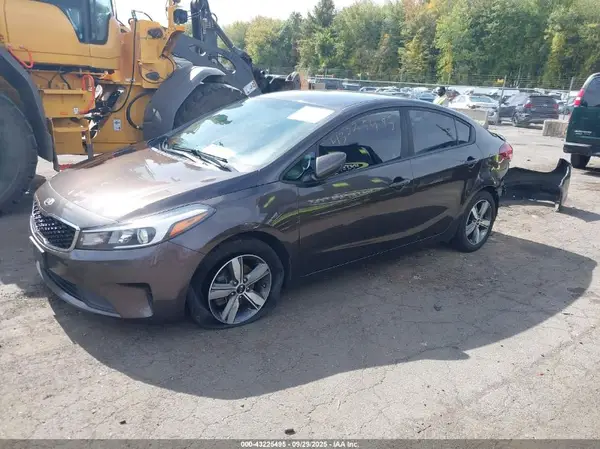 3KPFL4A74JE216849 2018 KIA FORTE - Image 2