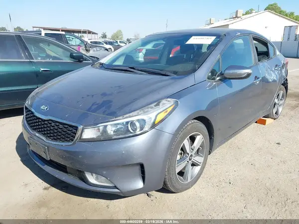 3KPFL4A74JE241637 2018 KIA FORTE - Image 2