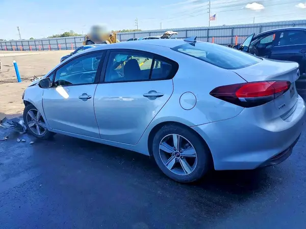 3KPFL4A74JE245560 2018 KIA FORTE - Image 2