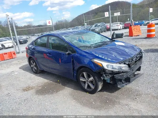 3KPFL4A74JE253352 2018 KIA FORTE - Image 1
