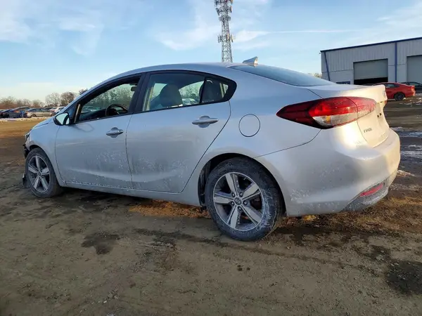 3KPFL4A74JE253402 2018 KIA FORTE - Image 2