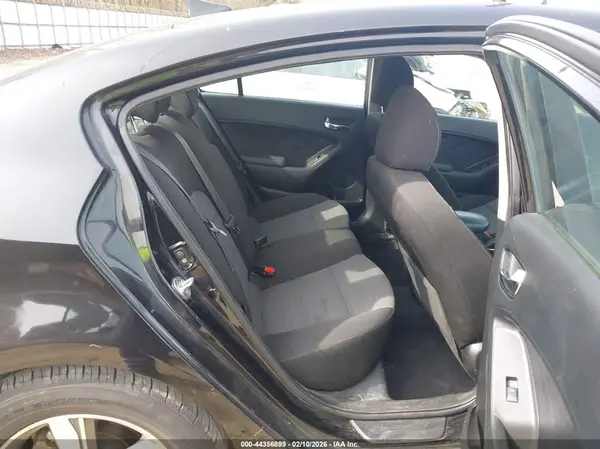 3KPFL4A74JE253609 2018 KIA FORTE - Image 8
