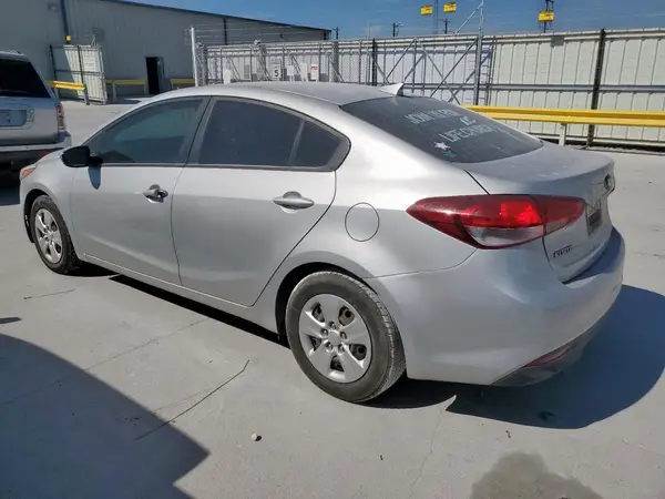 3KPFL4A74JE255151 2018 KIA FORTE - Image 2