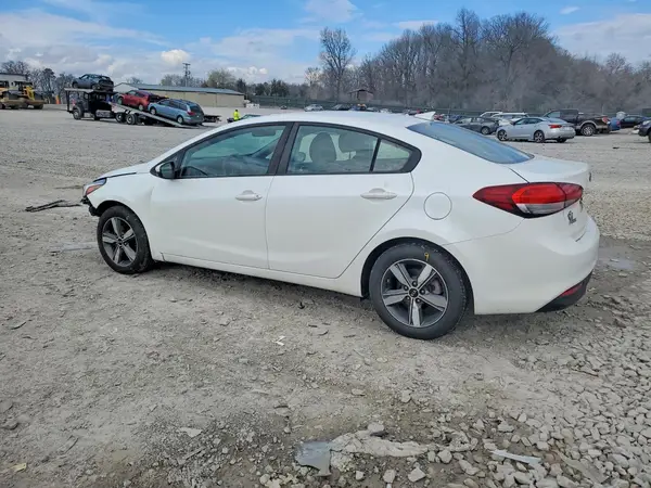 3KPFL4A74JE256493 2018 KIA FORTE - Image 2