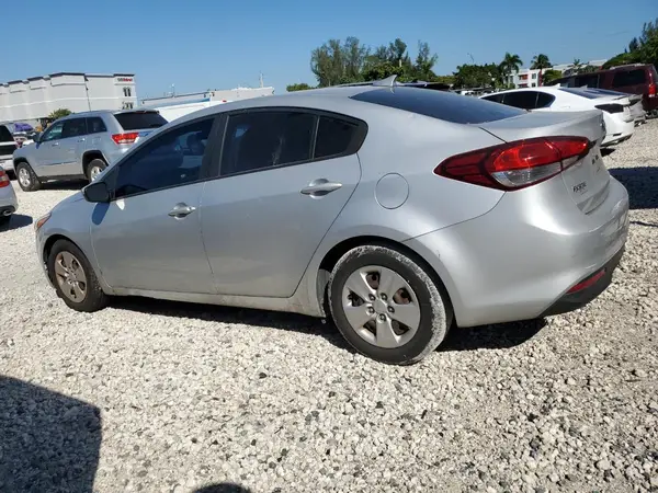 3KPFL4A74JE256770 2018 KIA FORTE - Image 2