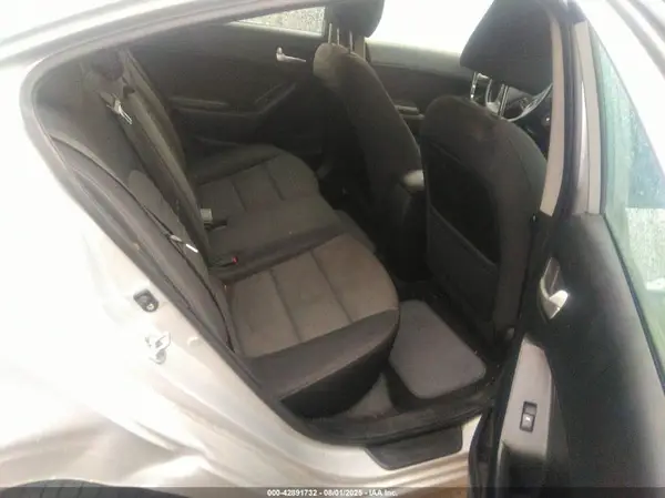 3KPFL4A75HE007906 2017 KIA FORTE - Image 8