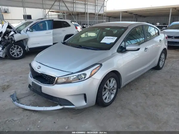 3KPFL4A75HE015441 2017 KIA FORTE - Image 2