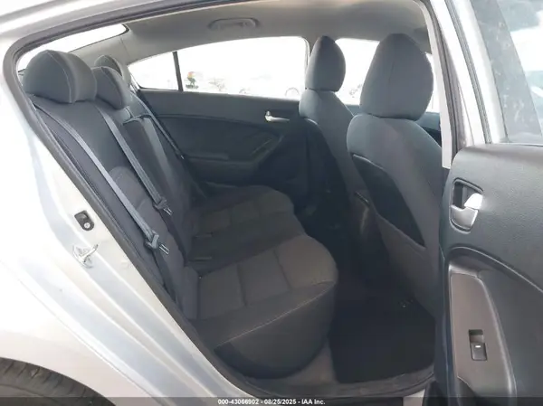 3KPFL4A75HE015441 2017 KIA FORTE - Image 8