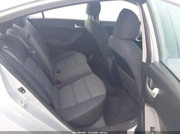 3KPFL4A75HE020994 2017 KIA FORTE - Image 8