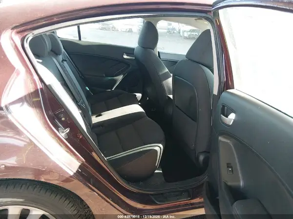 3KPFL4A75HE021563 2017 KIA FORTE - Image 8