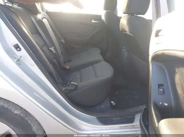 3KPFL4A75HE037102 2017 KIA FORTE - Image 8