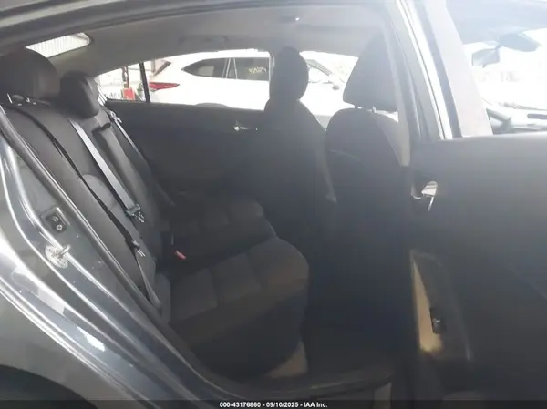 3KPFL4A75HE037407 2017 KIA FORTE - Image 8