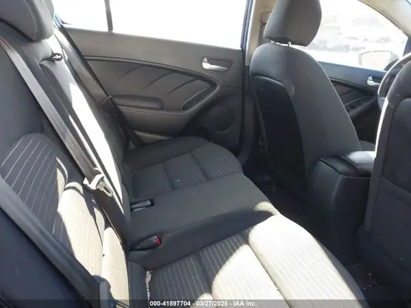 3KPFL4A75HE050061 2017 KIA FORTE - Image 8