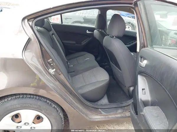 3KPFL4A75HE058192 2017 KIA FORTE - Image 8