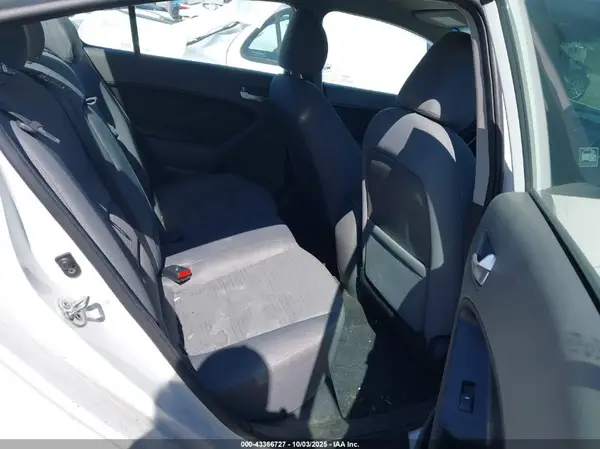 3KPFL4A75HE060119 2017 KIA FORTE - Image 8