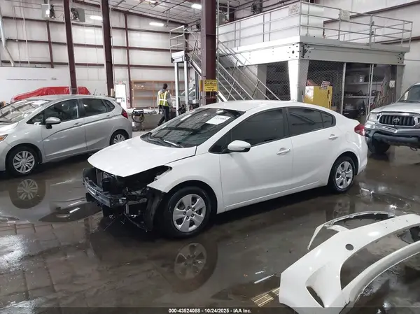 3KPFL4A75HE060122 2017 KIA FORTE - Image 2