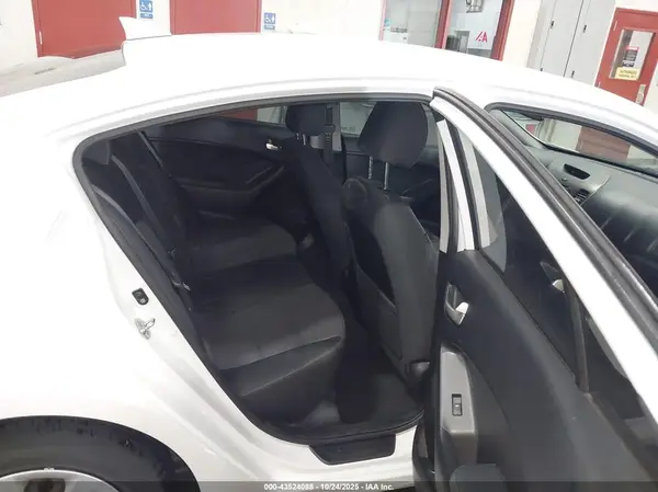 3KPFL4A75HE060122 2017 KIA FORTE - Image 8