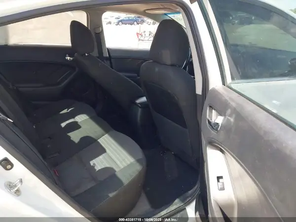 3KPFL4A75HE063635 2017 KIA FORTE - Image 8