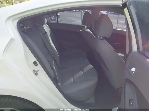 3KPFL4A75HE076465 2017 KIA FORTE - Image 8
