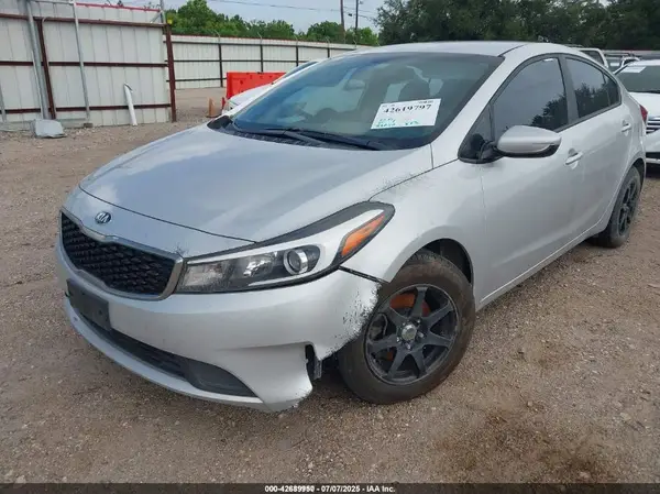 3KPFL4A75HE085621 2017 KIA FORTE - Image 2