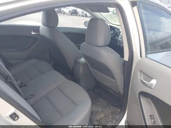 3KPFL4A75HE085621 2017 KIA FORTE - Image 8