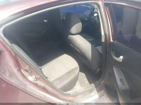 3KPFL4A75HE086557 2017 KIA FORTE - Image 8