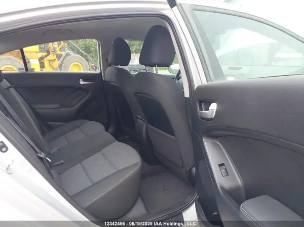 3KPFL4A75HE106046 2017 KIA FORTE - Image 8