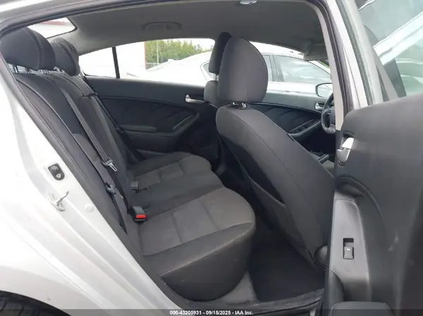 3KPFL4A75HE124689 2017 KIA FORTE - Image 8