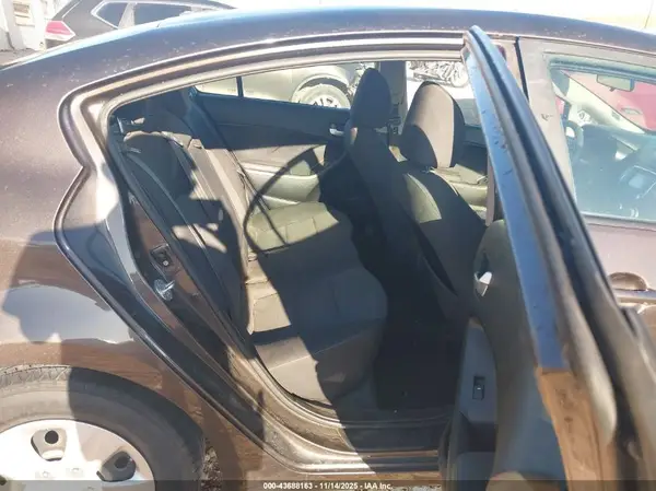 3KPFL4A75HE126197 2017 KIA FORTE - Image 8