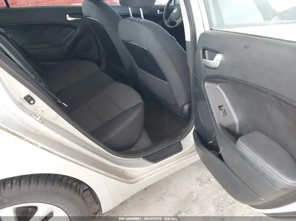 3KPFL4A75HE152993 2017 KIA FORTE - Image 8