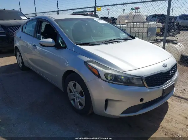 3KPFL4A75JE164521 2018 KIA FORTE - Image 1