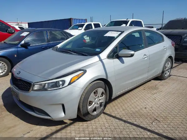 3KPFL4A75JE164521 2018 KIA FORTE - Image 2