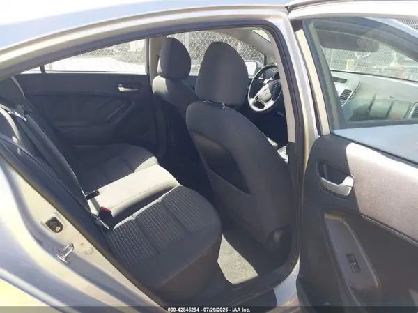 3KPFL4A75JE164521 2018 KIA FORTE - Image 8