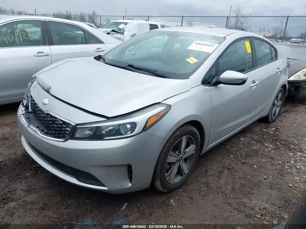 3KPFL4A75JE173204 2018 KIA FORTE - Image 2