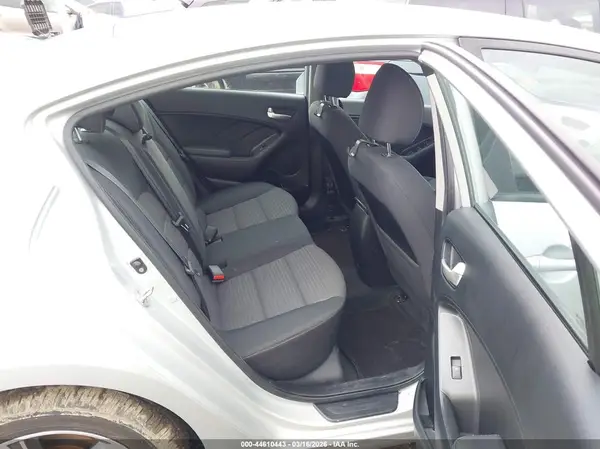 3KPFL4A75JE173204 2018 KIA FORTE - Image 8